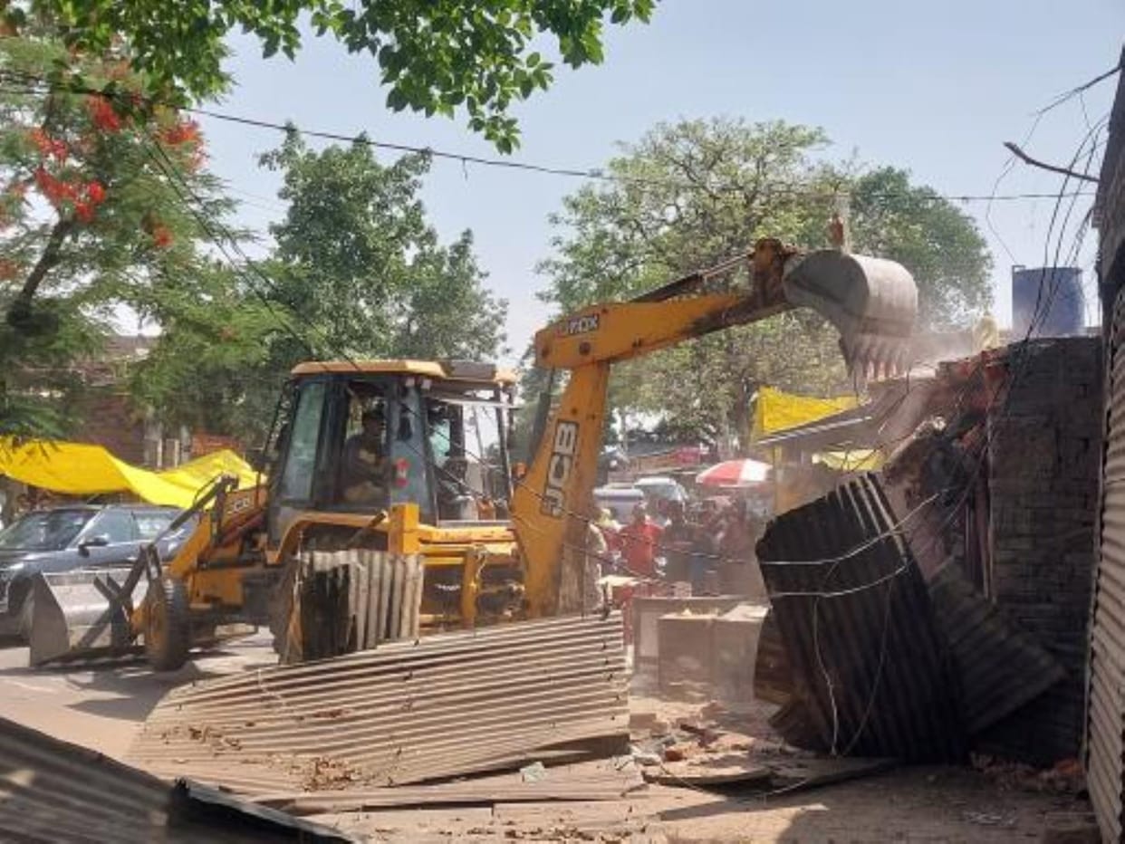 Bulldozer roared on the canal track in Rura, 52 encroachments demolished