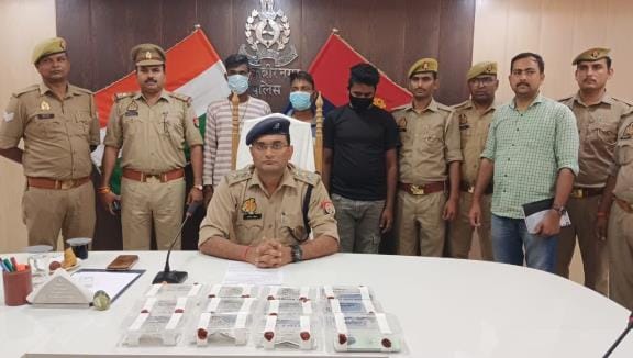 Three smart people arrested for cheating people by giving them bundles of paper