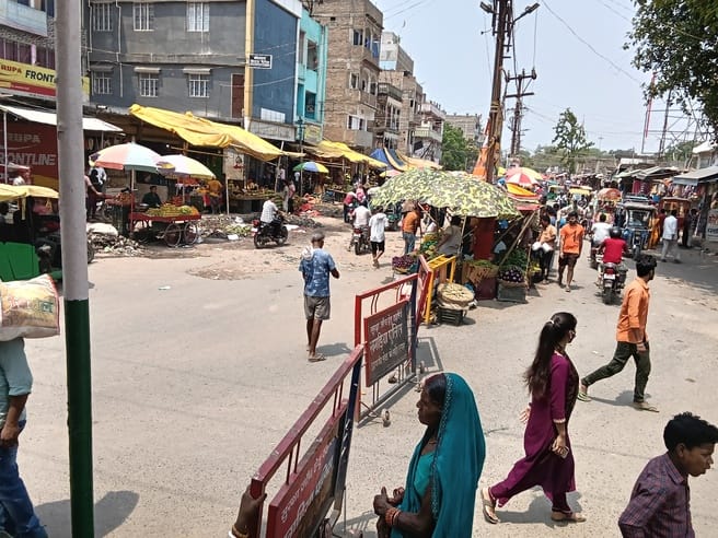 Bihar: traffic police is harassing drivers by barricading the roundabout