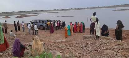 तालाब किनारे लगी ग्रामीणों की भीड़