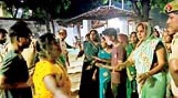 Villagers demonstrated by keeping the dead body of a farmer in Dostpur police station