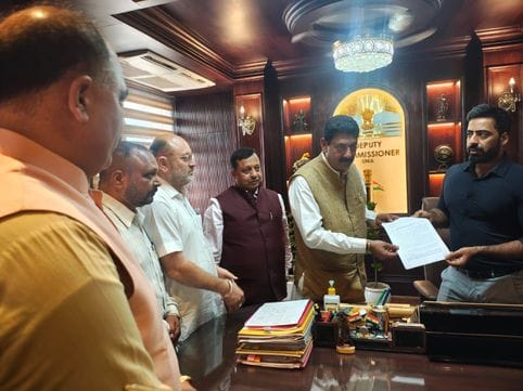 BJP's Halla Bol protest in Una, demand to send Pakistanis back