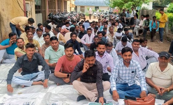 270 outsourced employees of Electricity Corporation removed, sit on strike