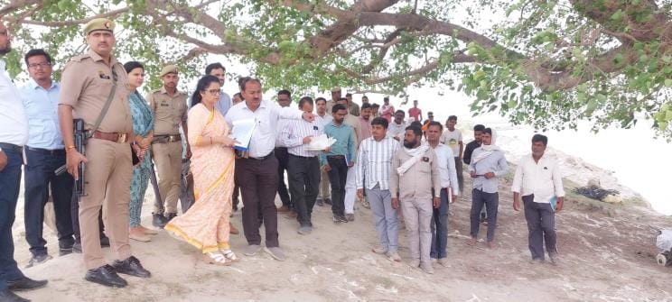 DM inspected the Rewali Adampur embankment and found out the quality of the spur