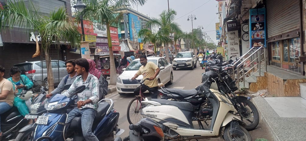 Traffic jam in the market, no traffic police deployed