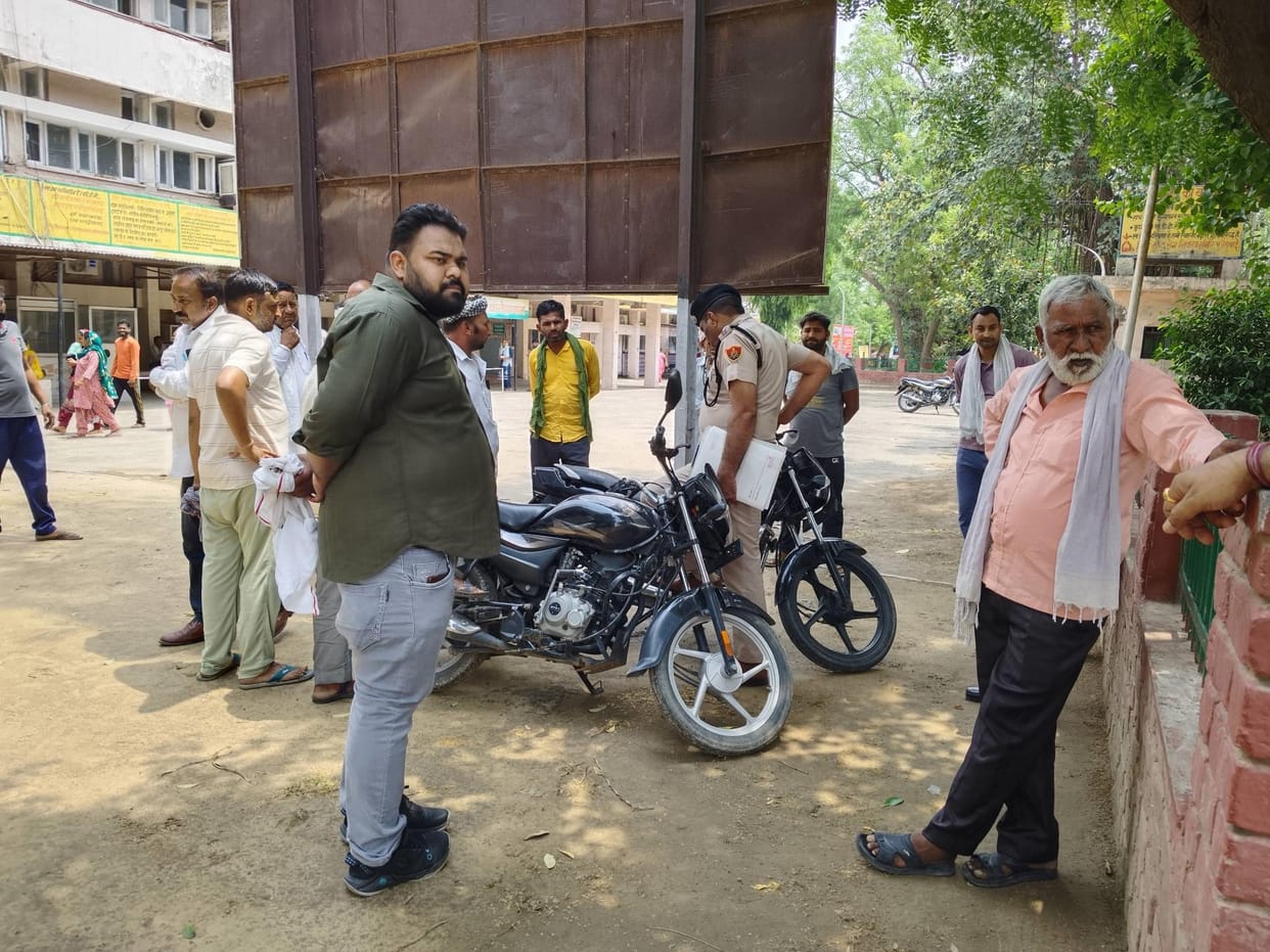 Wife riding an e-rickshaw dies, husband and daughter injured