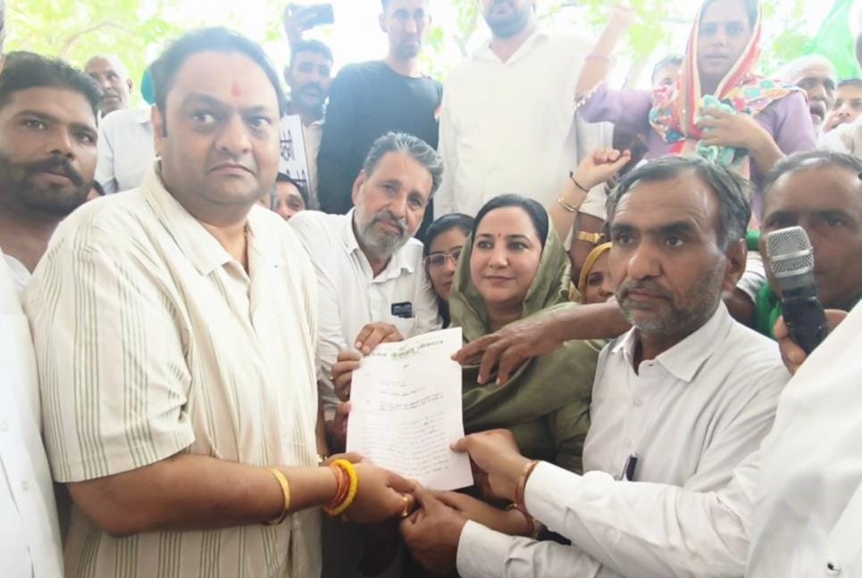 INLD workers expressed their anger by raising slogans against the Punjab government over the water dispute