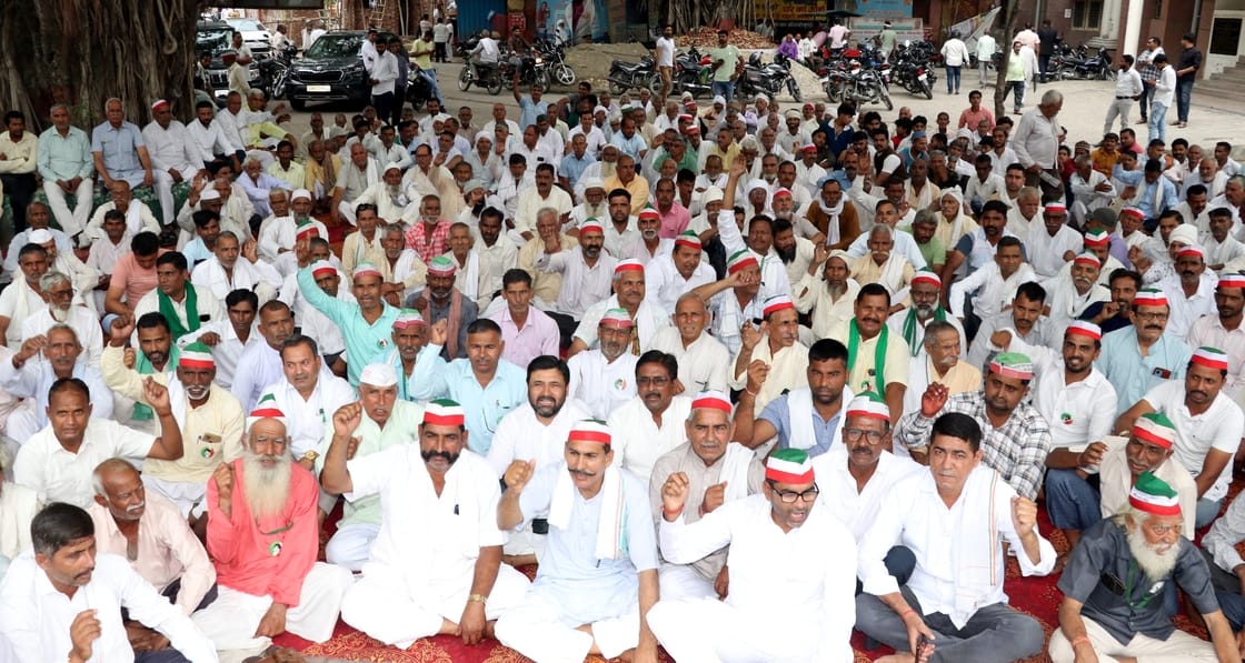 Farmers roared in the Collectorate and staged a sit-in for their rights