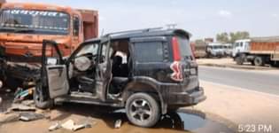 खड़े ट्रक में जा घुसी स्कॉर्पियो