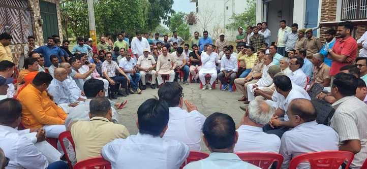 People angry with the attack on the kiln businessman held a panchayat
