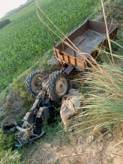 Tractor-trolley overturned after being hit by a car, woman died, four injured