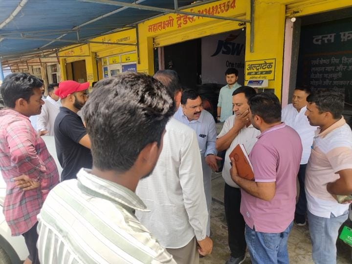 Shopkeepers surrounded the department's team that had gone to cut illegal connections and pushed them around