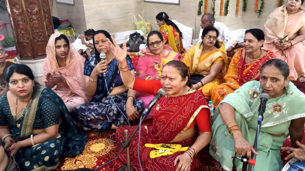 Incredible image, heavy, pleasing to sages, Janak's beloved, tender..
