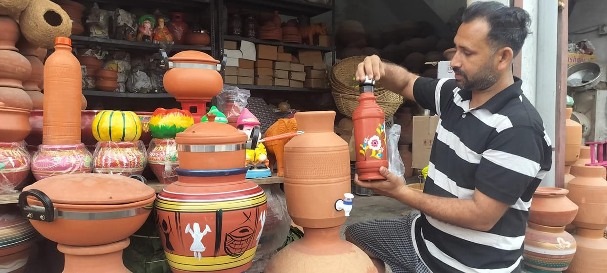 The changed form of traditional earthen pots is pleasing to the customers