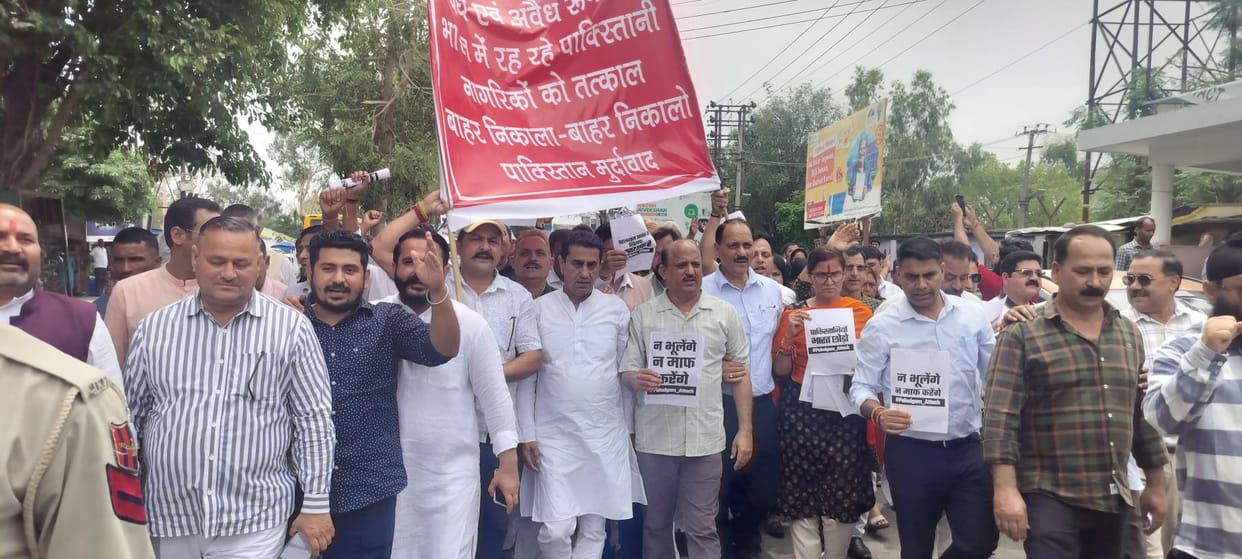 Dharna was held demanding the return of Pakistani citizens