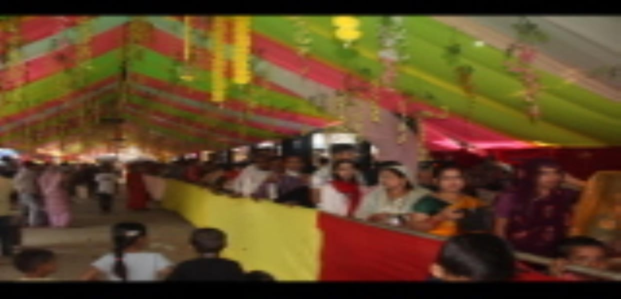 Queue of devotees in the fair of Chhachhi Maiya