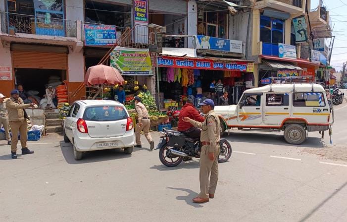 One-way traffic system implemented at the time of opening and closing of school in Lohaghat city