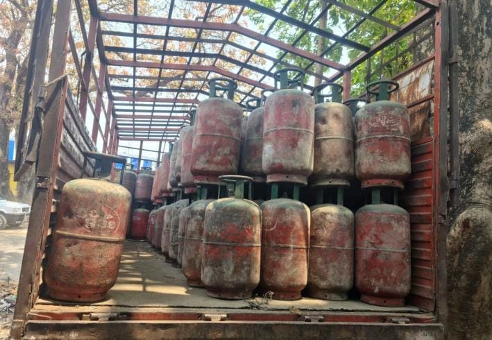 Raid on gas agency warehouse, 347 cylinders seized