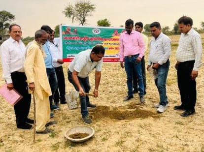 मथुरा। छाता के गांव सेही में मिट्टी के नमूने लेते कृषि अधिकारी।