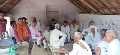 मथुरा। गांव भगोसा में लोगों से संवाद करते कांग्रेस जिलाध्यक्ष।