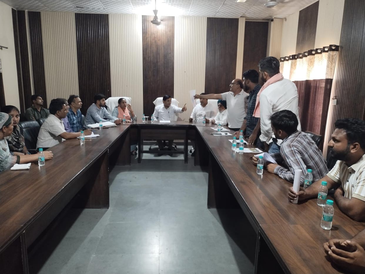 The budget was not passed even in the sixth meeting, there was a tussle between SDM and councilors