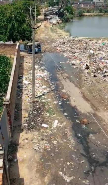 There is a pile of garbage in Bhisti Tola, there is no arrangement for garbage disposal