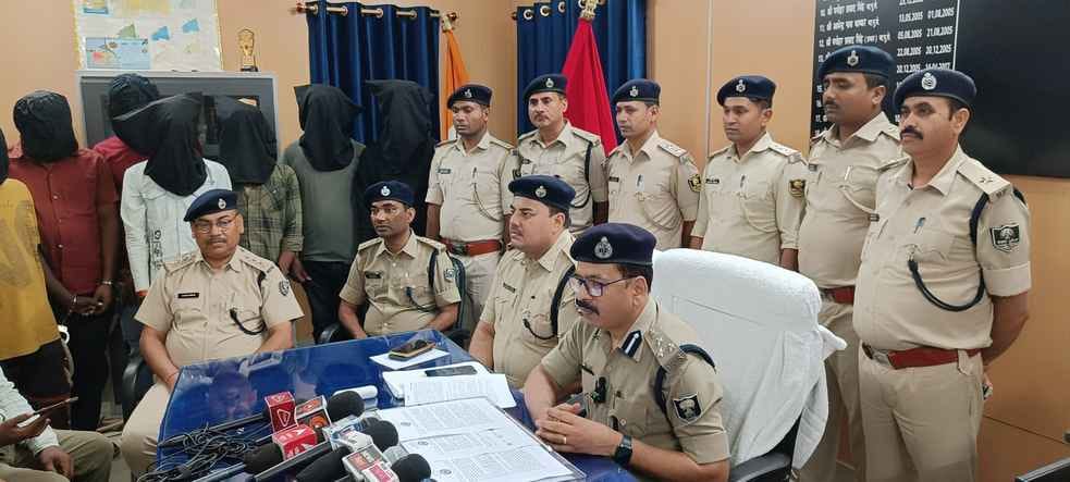पुलिस उपलब्धि की जानकारी देते डीआईजी मनोज कुमार व अन्य।