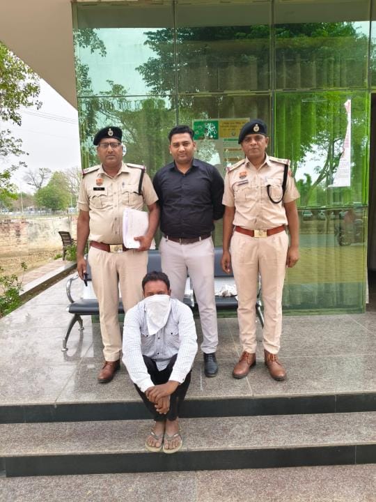 The accused of cheating in the name of getting security personnel arrested, cash worth 40 thousand recovered