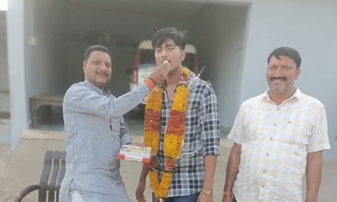 9वां स्थान लाने वाले छात्र का किया गया सम्मान।