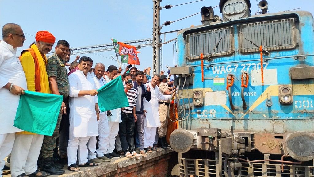ट्रेन को हरी झंडी दिखाते सांसद, विधायक व अन्य