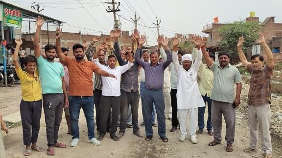 Demonstration for construction of road to bus stand in Dibiyapur