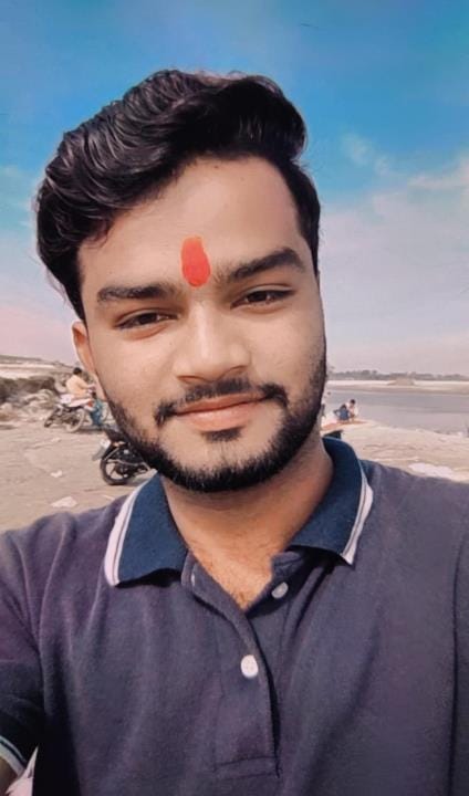 Bike collided with e-rickshaw, young man died, relative injured