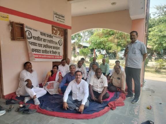 Front opened against Tehsildar, advocates adamant on the demand for transfer