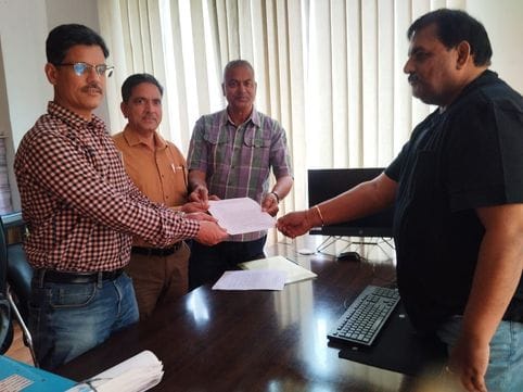 Service lane should be made in Naulakha-Dadour