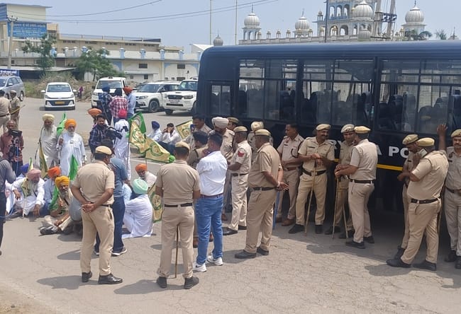 Farmers going towards Shambhu police station were stopped and a sit-in was held