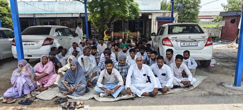 Dharna at the police post for the arrest of the accused