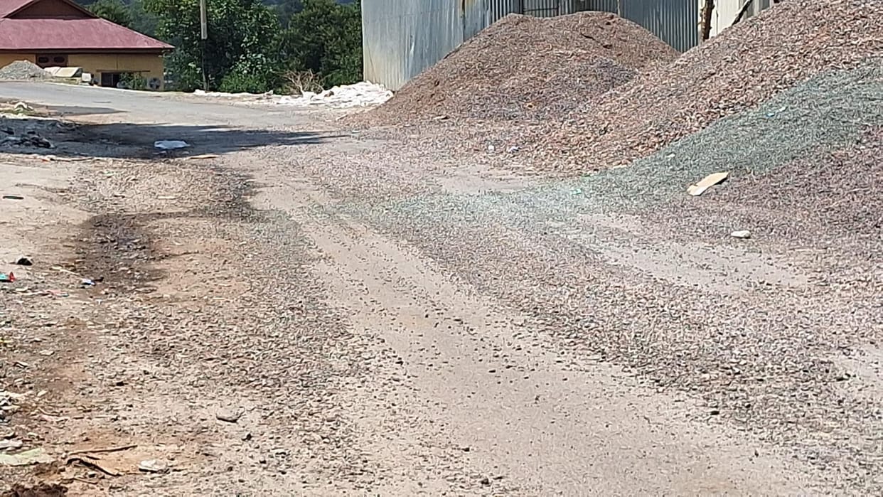 Sand, gravel and pebbles scattered on the roads, risk of accidents