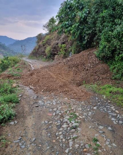 Lakhtoli-Nayal road remained closed due to debris