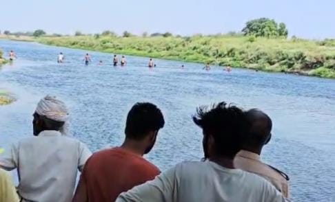 The police team kept searching in the river, the young man reached home after getting sober