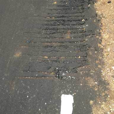 केंद्रीय मंत्री के लोकार्पण से पहले उखड़ी नई सड़क