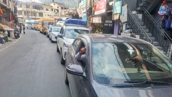 The speed of vehicles slowed down on the highway in Jogindernagar