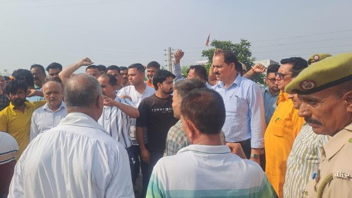 Administrative team arrived to demolish the house without giving compensation