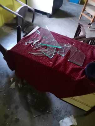 पुलिस चौकी का टूटा सामान