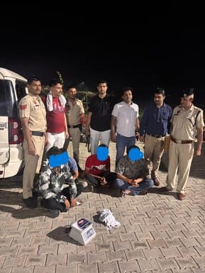 4 drug smugglers caught with hashish on Highway-152D