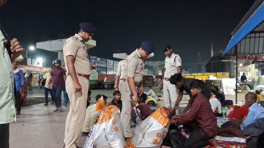 Muzaffarpur Bihar news :rail police alert mode searching station area and passenger and border route train