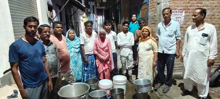 People are yearning for every drop of water, protesting with empty utensils