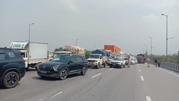 Car caught fire due to collision with vehicle, extinguished with great effort