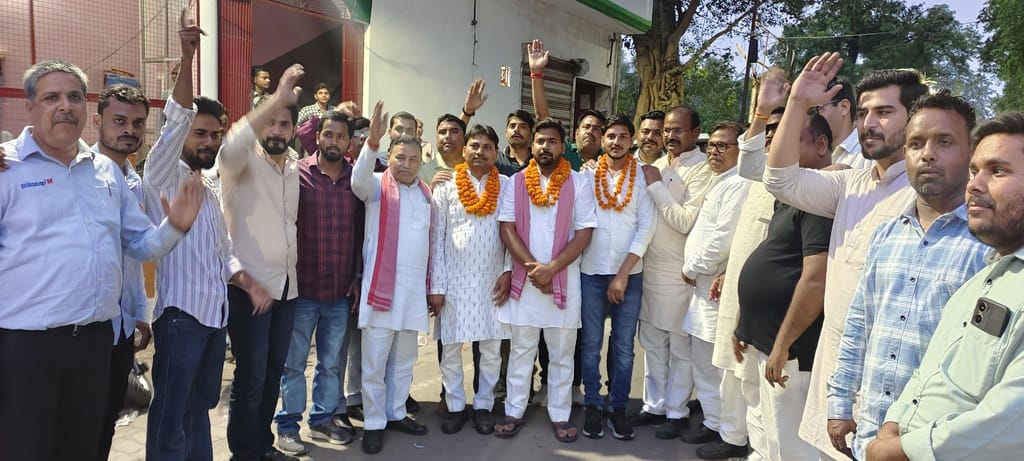 The three SP workers who were in jail were released, sweets were distributed at Lohia Bhawan