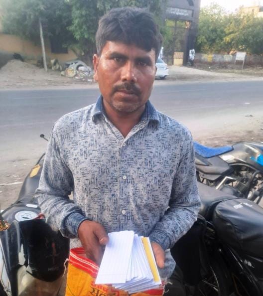 The thieves took one lakh rupees from the youth