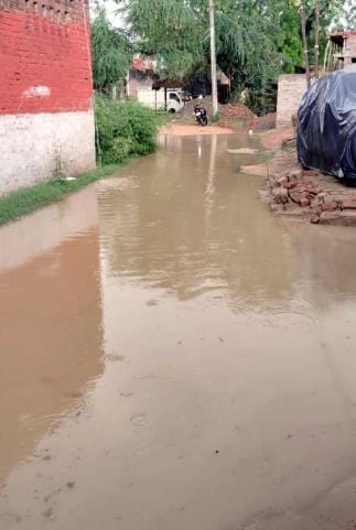 Drain made higher than the road, waterlogging due to rain